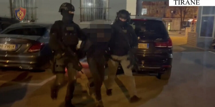 VIDEO/ Të qetë dhe pakot hapur! Kush ishte spiuni që tradhtoi bosin në Tiranë?