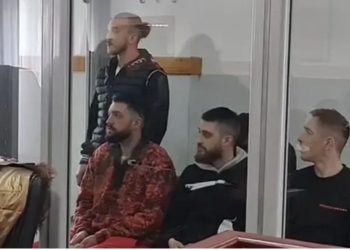 FOTO/ Aktori dhe të famshmit e “Tik Tok”-ut me pranga brenda kafazit në Durrës