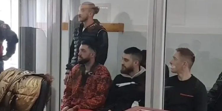 FOTO/ Aktori dhe të famshmit e “Tik Tok”-ut me pranga brenda kafazit në Durrës