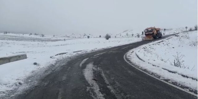 VIDEO/ Dëborë në pranverë, në verilindje të vendit trashësia ka arritur deri në 20 cm