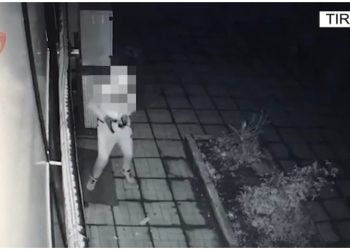 VIDEO/ Hap derën dhe vrap te lekët! Momenti kur hajduti zbraz arkën në Tiranë