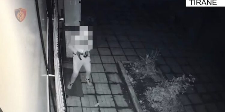 VIDEO/ Hap derën dhe vrap te lekët! Momenti kur hajduti zbraz arkën në Tiranë