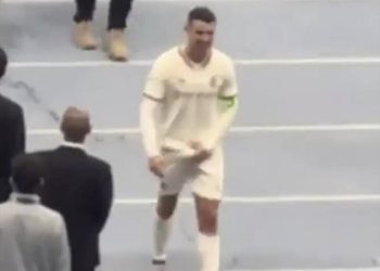 Tifozët sauditë bëjnë thirrje për dëbimin e Cristiano Ronaldos, i fyeu duke prekur organin gjenital!
