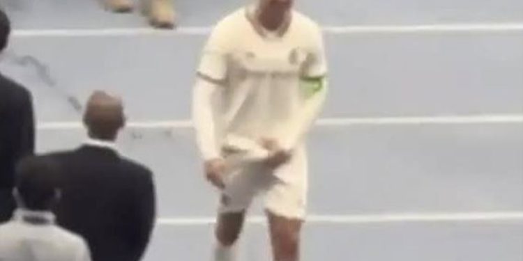 Tifozët sauditë bëjnë thirrje për dëbimin e Cristiano Ronaldos, i fyeu duke prekur organin gjenital!