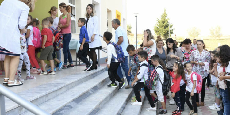 Alarmi i arsimit bazë, më pak nxënës po regjistrohen në shkolla