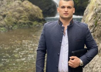 Algert Alcani, përgjegjës në Bashkinë e Tiranës, presion me armë biznesmenit: Lere tenderin ta marrë babi im