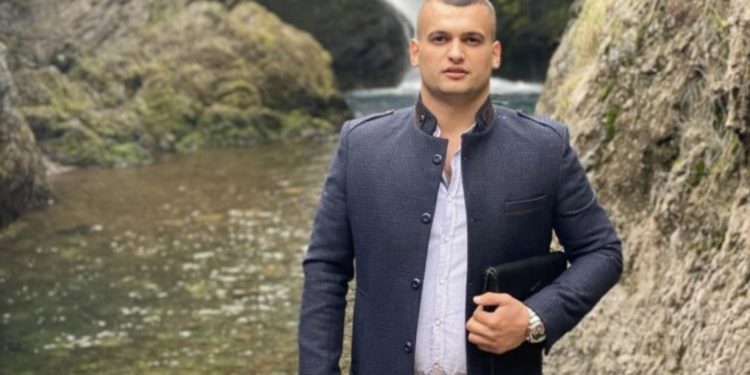 Algert Alcani, përgjegjës në Bashkinë e Tiranës, presion me armë biznesmenit: Lere tenderin ta marrë babi im