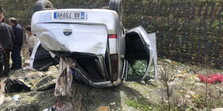 FOTO/ Makina bie në humnerë, të plagosurit në gjendje të rëndë