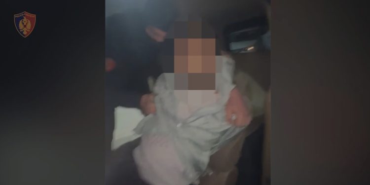 VIDEO/ “Ndal, duart lart”! Si u kapën “Xon Rraja” dhe “Çupja” pas iftarit?