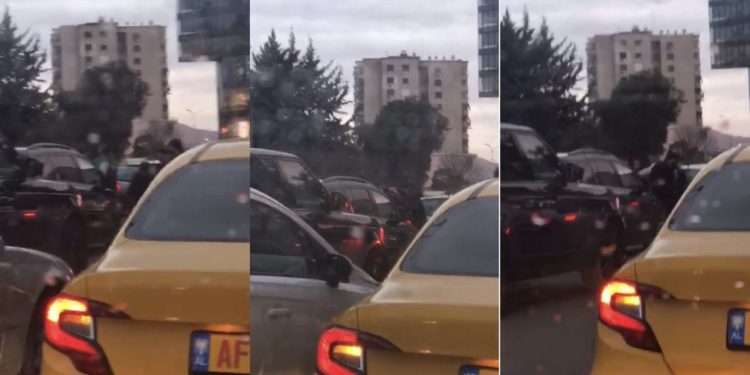 Gërvishtën mjetet në ‘Zog të Zi’, sherr dhe grushte mes shoferëve në mes të rrugës