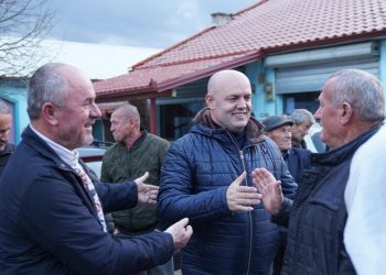 FOTO/ Mariglen Disha i pandalshëm në Librazhd/ Fshat më fshat e gju më gju me banorët