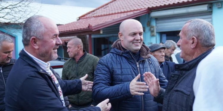 FOTO/ Mariglen Disha i pandalshëm në Librazhd/ Fshat më fshat e gju më gju me banorët