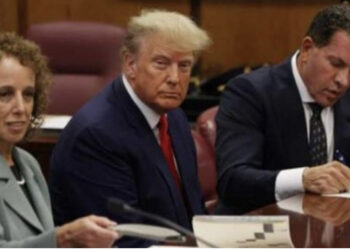 Duart poshtë tavolinës, a është i prangosur? Del FOTO e Donald Trump në sallën e gjyqit