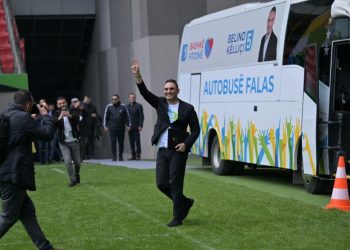 VIDEO/ Belind Këlliçi mban premtimin, hyn në stadium me autobusin “falas”
