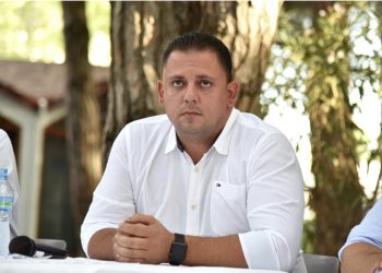 FOTO/ Bashkia e falimentuar! Krali i Kavajës jep 50 milionë lekë për fotokopjimet