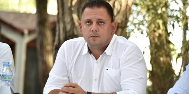 FOTO/ Bashkia e falimentuar! Krali i Kavajës jep 50 milionë lekë për fotokopjimet