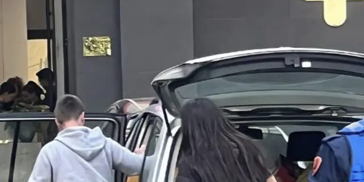 FOTO/ Zhakut të “Big Brother” i thyejnë makinën! Rrethohet nga policia