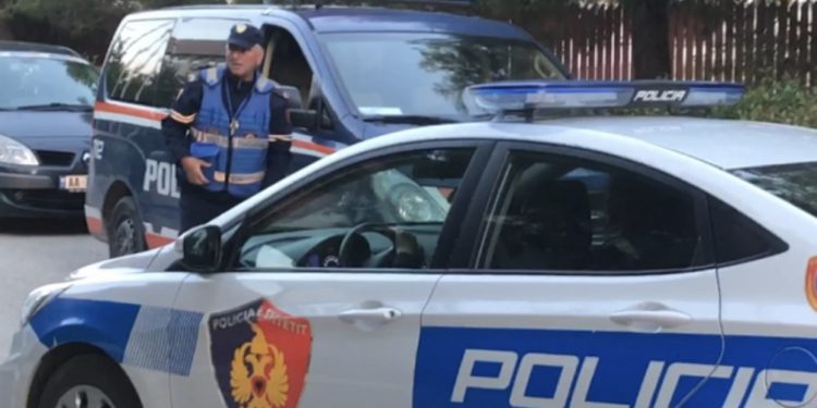 U kapën duke transportuar 13 emigrantë, arrestohen në Vorë dy të rinj nga Shkodra