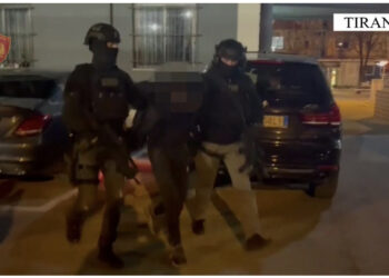 VIDEO/ Plumbin në “gojë” dhe radion në xhep! Si e nxirrte shkodrani huq policinë?