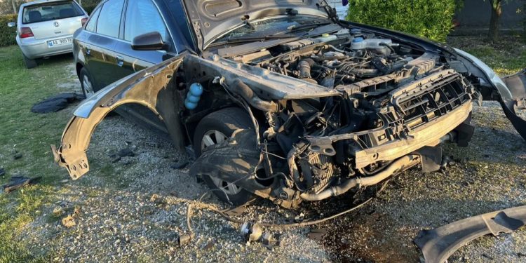 Kush ia vuri tritolin kreut të PD-së? Kaluan gardhin! Kamerat kapin autorët e maskuar