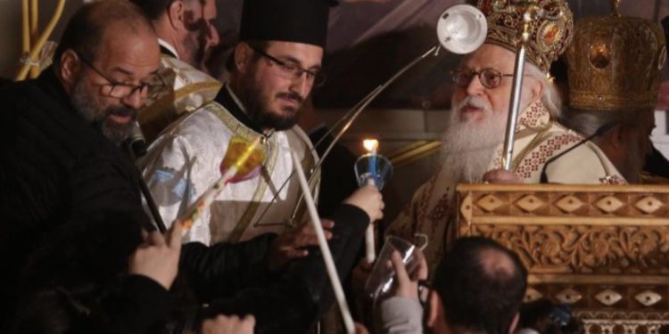 Sot festohet Pashka, besimtarët ortodoksë pritën në mesnatë ngjalljen e Krishtit