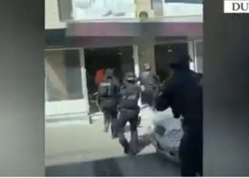 VIDEO/ “Shtrihuni në tokë”!-Momenti kur FNSH dhe RENEA “çanë” bazën në Durrës