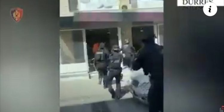 VIDEO/ “Shtrihuni në tokë”!-Momenti kur FNSH dhe RENEA “çanë” bazën në Durrës