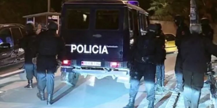 Ndjekje në mes të natës! Policia i bën pritë furgonit në Shkodër