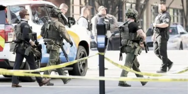 E pushuan nga puna, punonjësi i bankës merr armën dhe vret 5 kolegë!