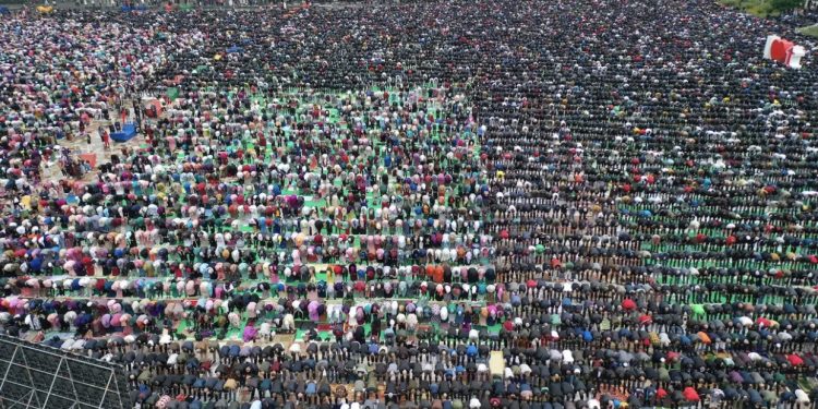 Sot “Fitër Bajrami”, me mijëra besimtarë falin namazin në sheshin “Skënderbej”