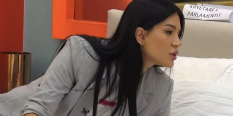 Iu kthye e gjithë shtëpia kundër, Efi: Dhjetë veta bashkë ju përballoj!