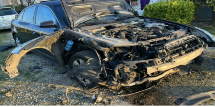 FOTO/ Shikoni se si është shkatërruar “AUDI” i kreut të Rithemelimit në Vaun e Dejës!