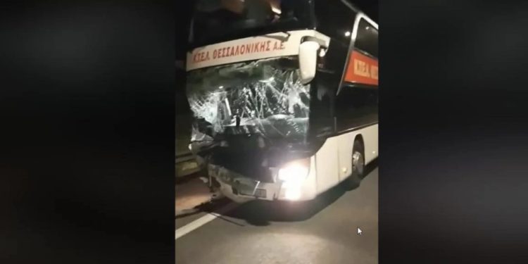 Aksident i rëndë në Athinë, autobusi merr para 2 makina