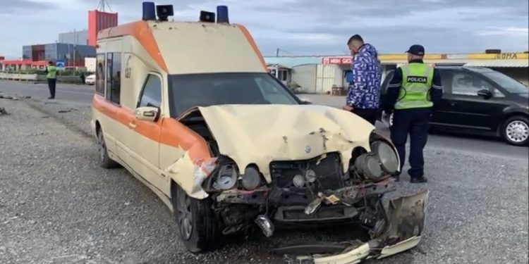 Aksident në Lezhë, ambulanca përplaset me “Ford”-in