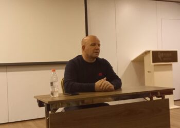 FOTO/ Deputeti Kunatit/ Lefter Gështenja fushatë në Tiranë, qytetarët e Librazhdit e kujtojnë se kush e bëri deputet