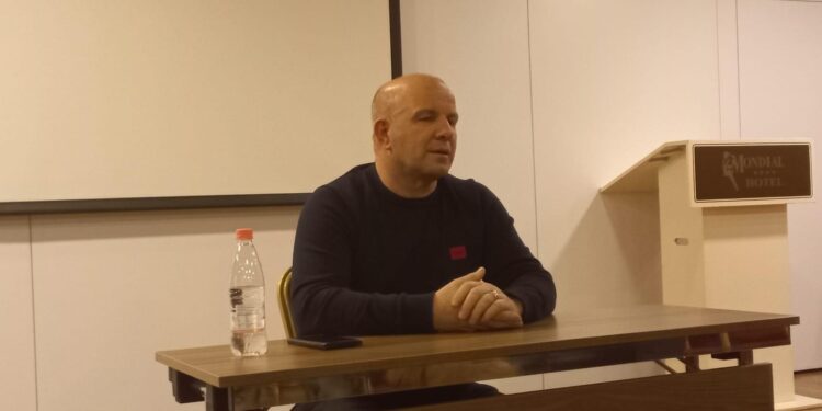 FOTO/ Deputeti Kunatit/ Lefter Gështenja fushatë në Tiranë, qytetarët e Librazhdit e kujtojnë se kush e bëri deputet