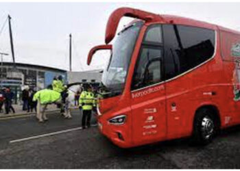 Sulmohet autobusi i Liverpoolit, tifozët gjuajnë me tullë drejt dritares ku ishte ulur Jurgen Klopp