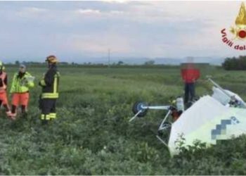 Parashuta bëhet “fije fije”! Aventura i merr jetën të riut dhe instruktorit