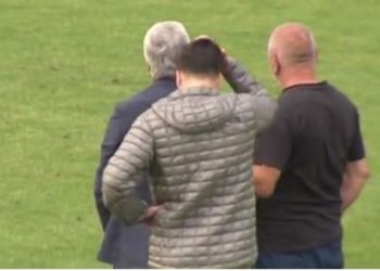 VIDEO/ Hyri në fushë për të qetësuar tifozët, shihni dëshpërimin e Refik Halilit pas Tirana-Bylis