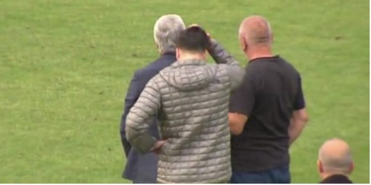 VIDEO/ Hyri në fushë për të qetësuar tifozët, shihni dëshpërimin e Refik Halilit pas Tirana-Bylis