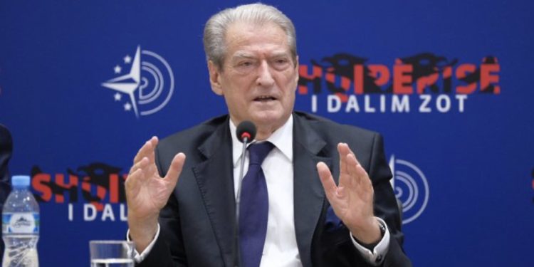 Berisha s’ka ndërmend të tërhiqet, paralajmëron protesta: Do të ngrihemi me një lëvizje të fuqishme