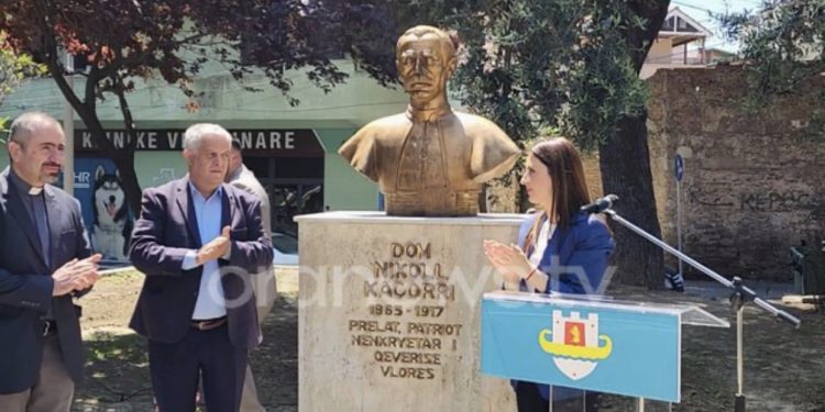Rivendoset busti i Dom Nikoll Kaçorrit në qendër të Durrësit