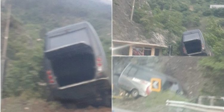 Aksident në aksin Elbasan-Librazhd, furgoni del nga rruga