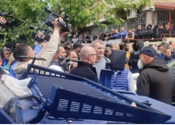 ‘TRADHTAR’/ Tensionohet më tej situata në veri të Kosovës, serbët godasin me shishe në kokë edhe kryetarin e Listës Serbe