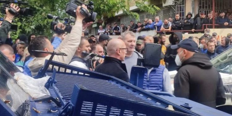 ‘TRADHTAR’/ Tensionohet më tej situata në veri të Kosovës, serbët godasin me shishe në kokë edhe kryetarin e Listës Serbe