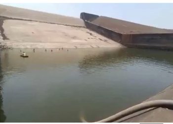 I ra celulari në ujë teksa po bënte selfie, indiani zbraz rezervuarin për ta gjetur