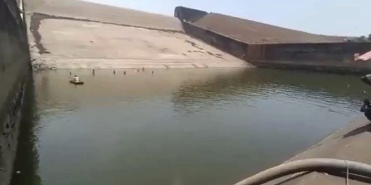 I ra celulari në ujë teksa po bënte selfie, indiani zbraz rezervuarin për ta gjetur