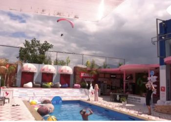 VIDEO/ Çfarë ndodhi? Spektakël me parashuta mbi shtëpinë e Big Brother VIP