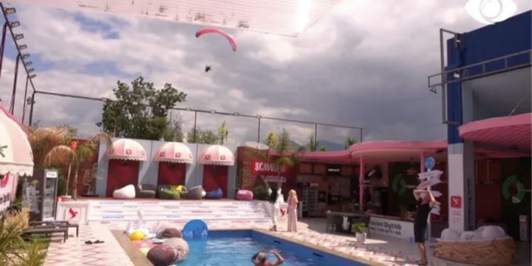 VIDEO/ Çfarë ndodhi? Spektakël me parashuta mbi shtëpinë e Big Brother VIP