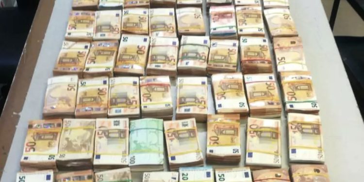 FOTO/Mes tyre dhe shqiptar, 33 të arrestuar me thasë me euro